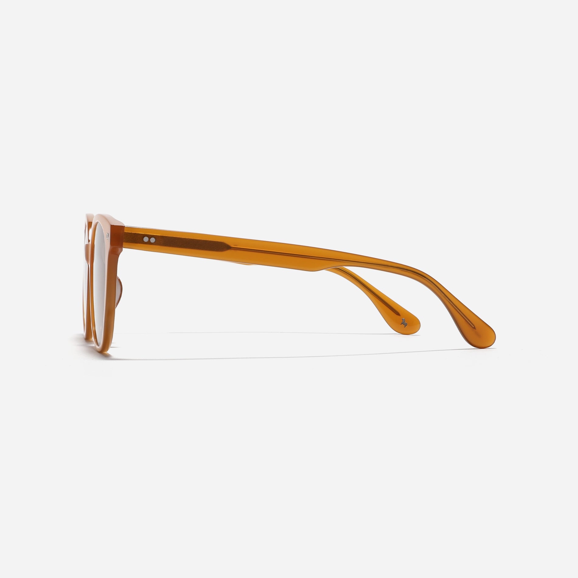Square-shaped sunglasses from the Forest Line. With their soft form and stylish square frame, Bonnie offer a versatile and fashionable option for everyday wear, especially appealing to those new to sunglasses.