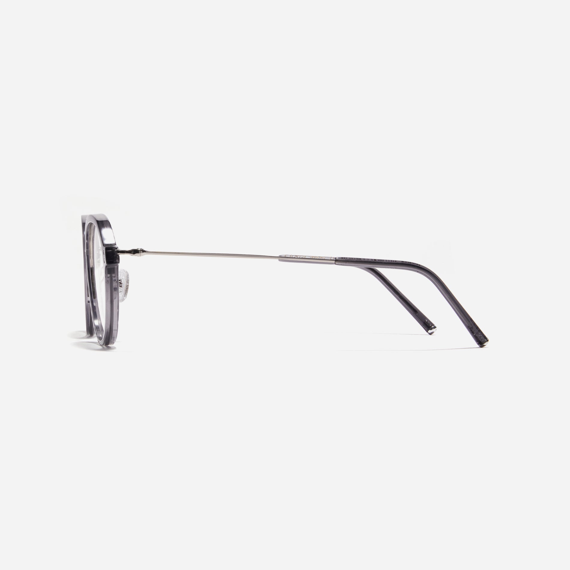 Round-shaped eyeglasses with a dual-combi structure inspired by from the aesthetics of platform shoes. Their dual-rim structure seamlessly accommodates thick lenses for higher prescriptions, while retro vibes are accentuated by side color accents.