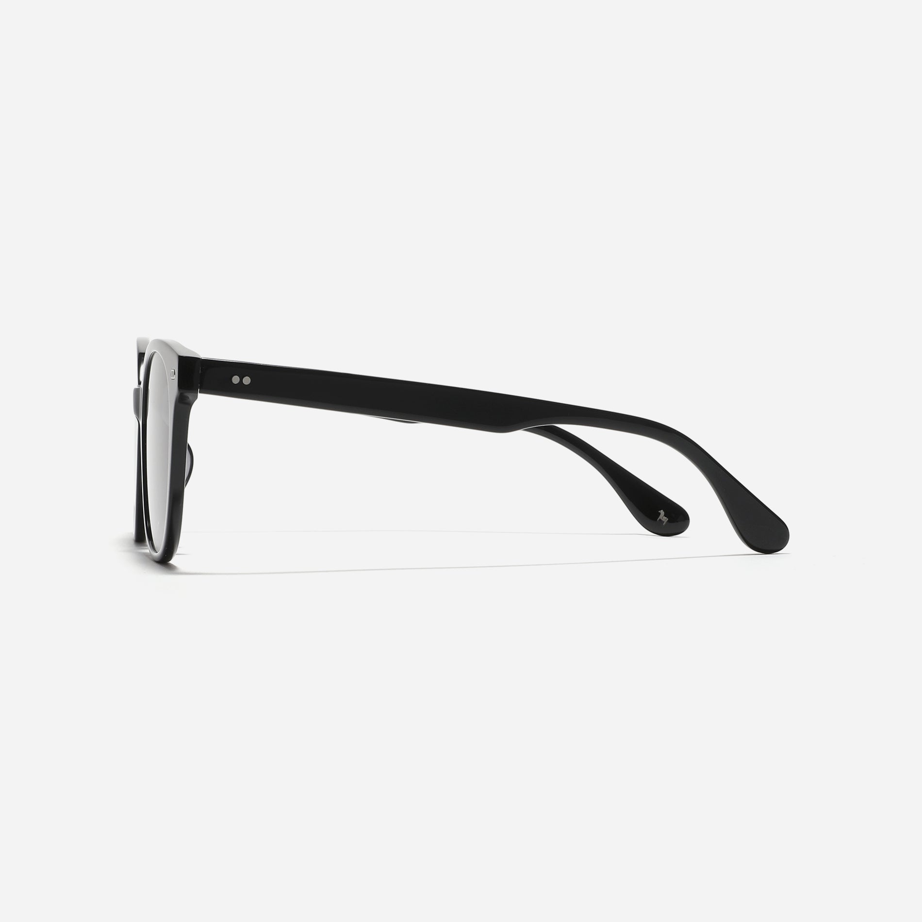 Square-shaped sunglasses from the Forest Line. With their soft form and stylish square frame, Bonnie offer a versatile and fashionable option for everyday wear, especially appealing to those new to sunglasses.