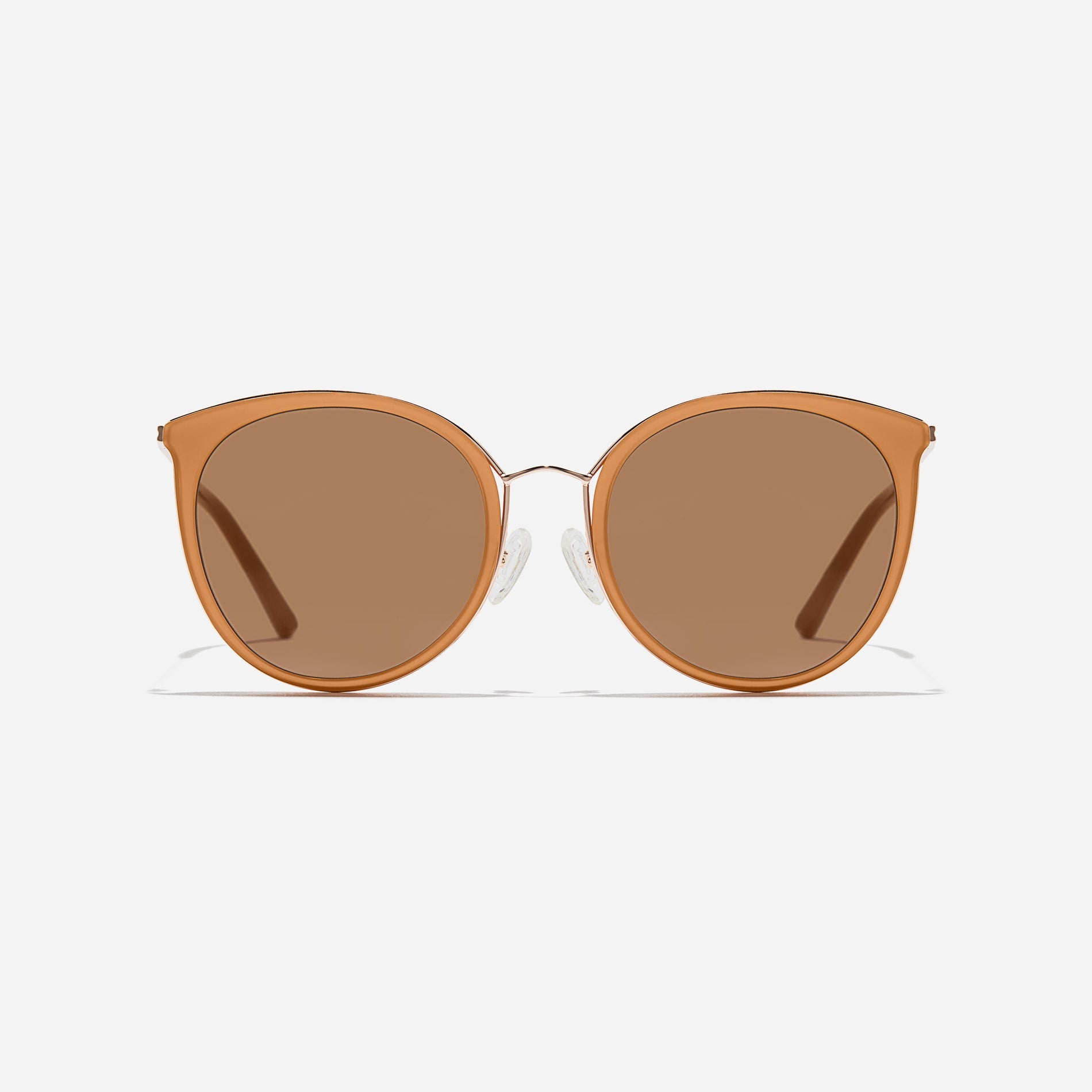 Round-shaped combination sunglasses, an enhanced version of CARIN's bestseller - Madeleine. They feature flat lenses that provide 100% UV protection and distinctive nose bridge details. 