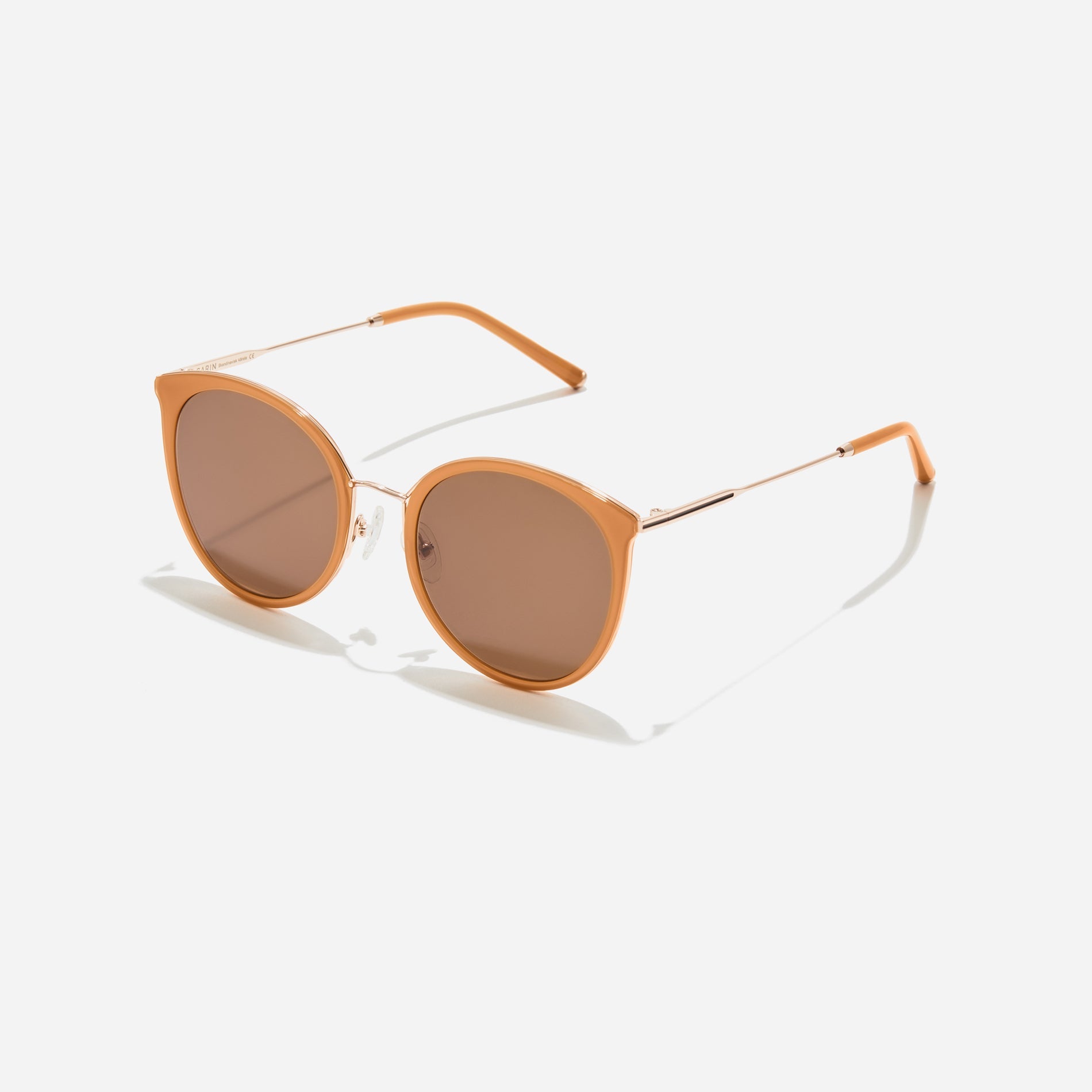 Round-shaped combination sunglasses, an enhanced version of CARIN's bestseller - Madeleine. They feature flat lenses that provide 100% UV protection and distinctive nose bridge details. 
